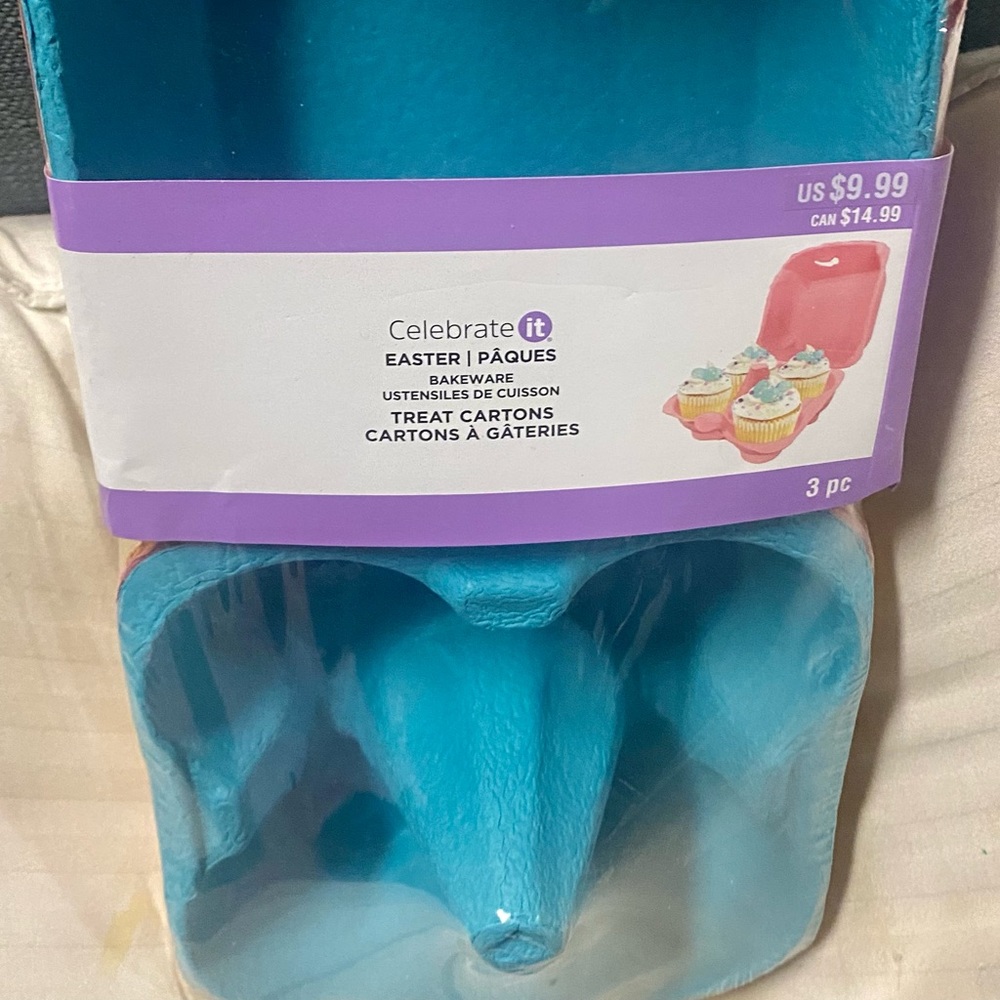 NWT…pack of 3 cupcake holders!!! Very bright in colors!!!